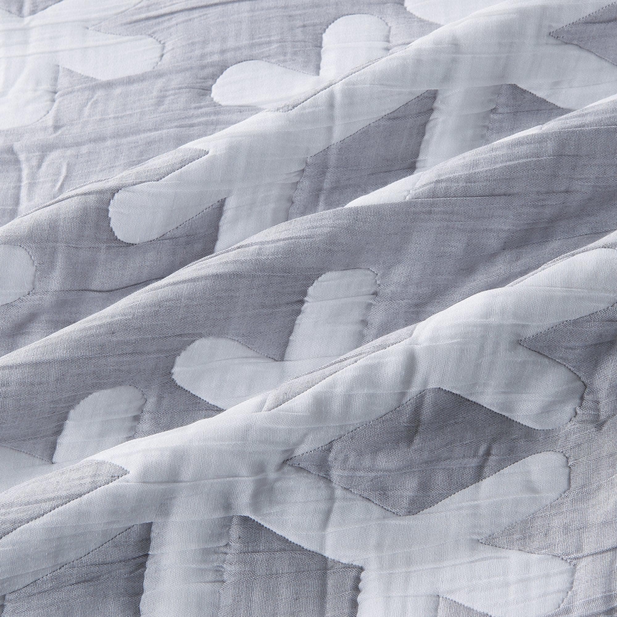 Matelassé Snowflake Quilt Set - Nino Collection